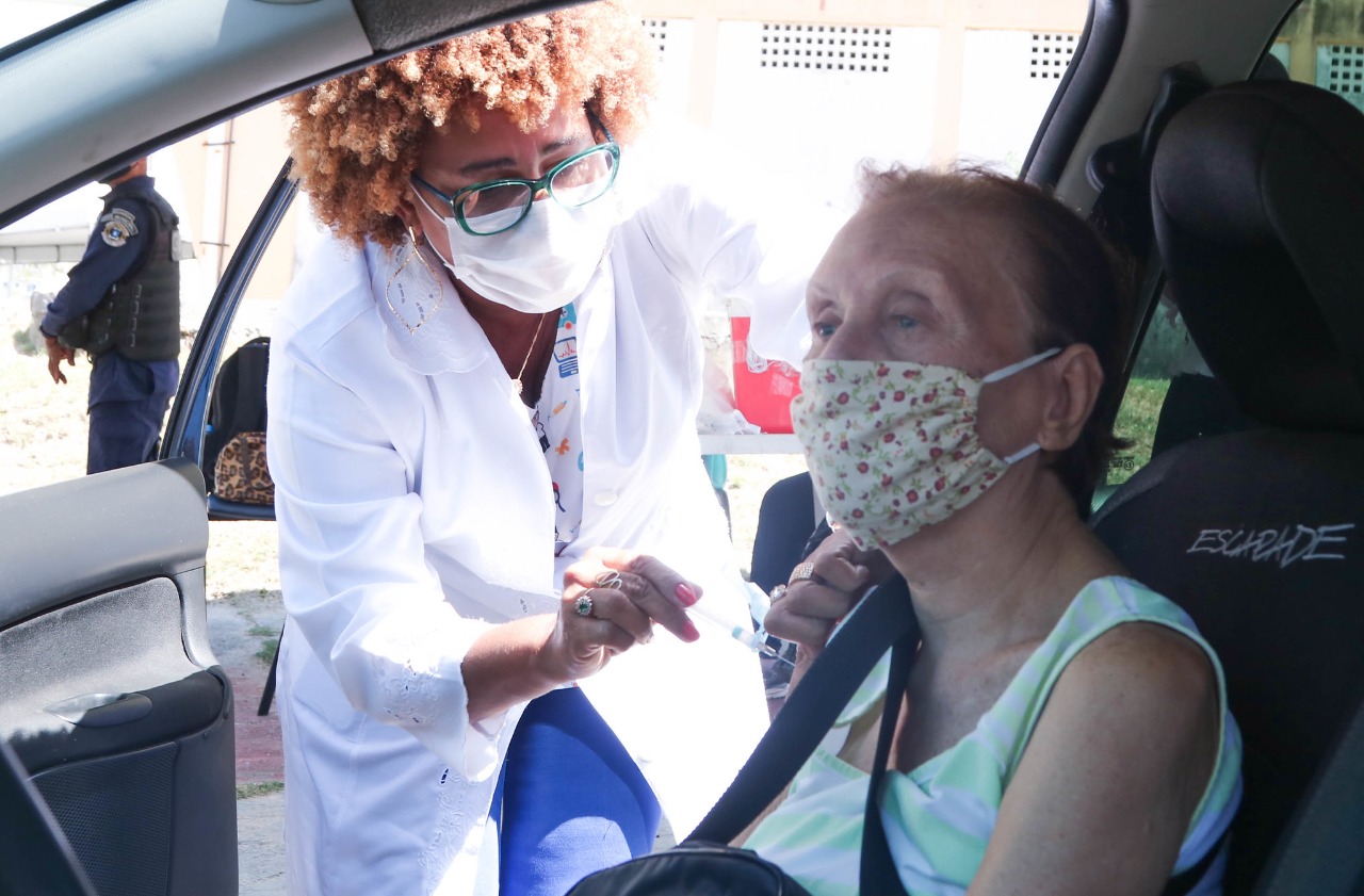 Lauro de Freitas instala ponto de vacinao em Areia Branca e inicia aplicao em idosos com 76 anos ou mais