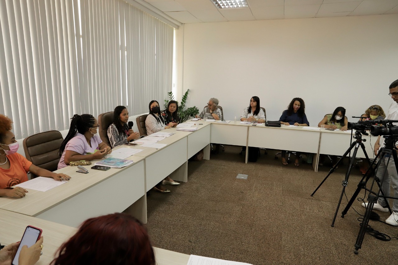 Sociedade civil e poder p�blico apresentam propostas para Regimento Interno do Conselho Municipal da Mulher de Lauro de Freitas