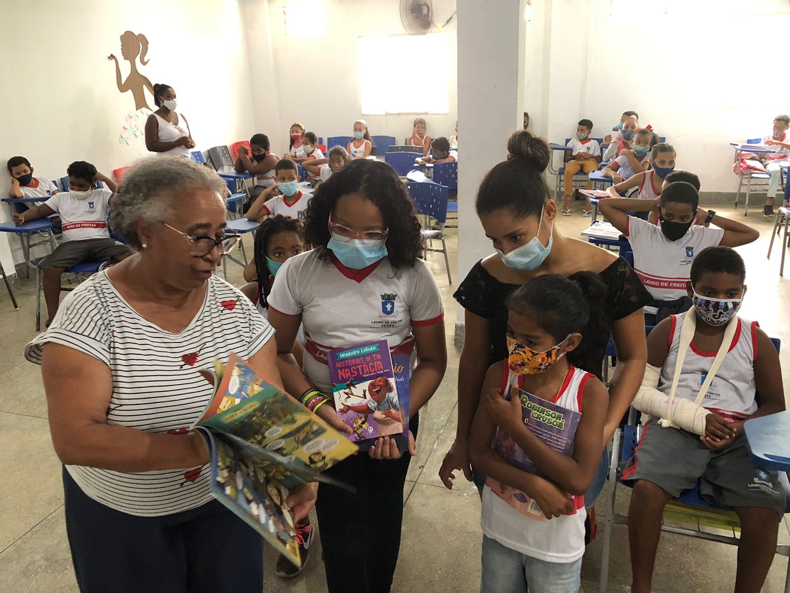 Projeto de incentivo � leitura entrega livros em escolas municipais de Lauro de Freitas