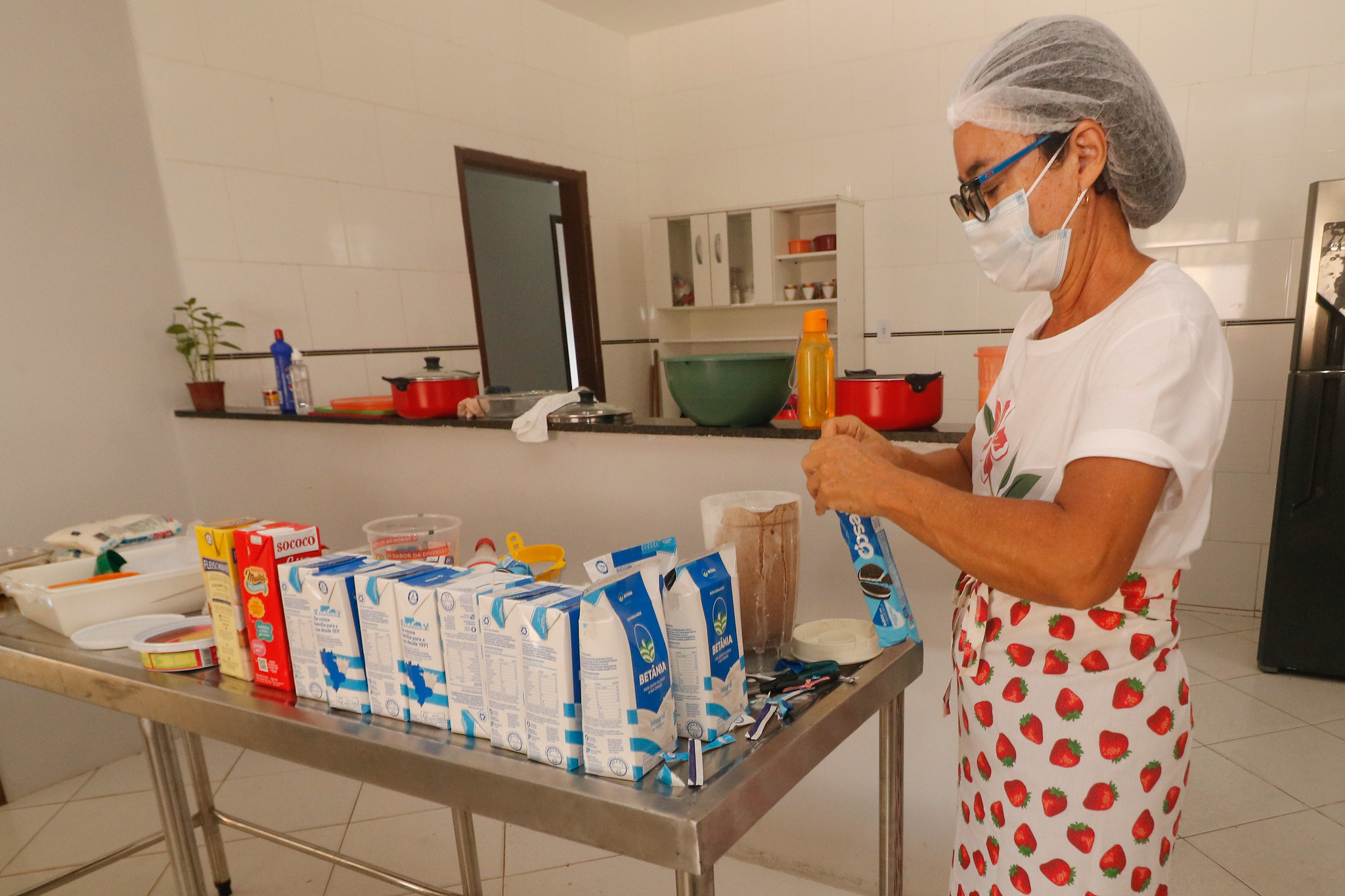Iniciativa da Prefeitura de Lauro de Freitas ensina venezuelanas a fazer geladinho gourmet
