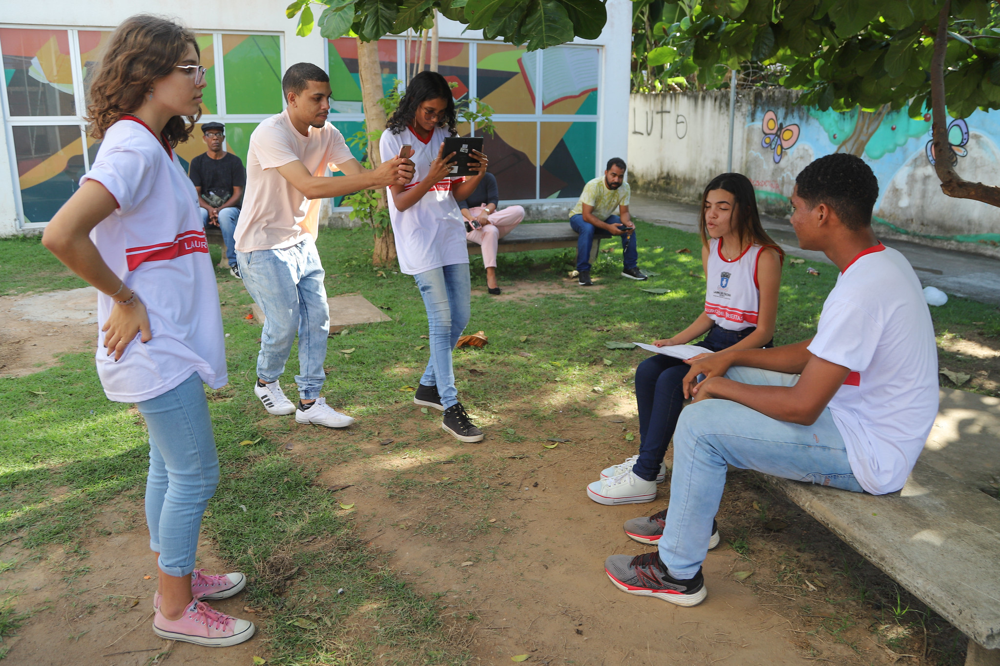 Estudantes da rede municipal de Lauro de Freitas usam tablets para produzir v�deos em curso de qualifica��o profissional em audiovisual