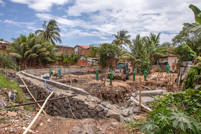 Prefeitura acompanha avan�o na obra de urbaniza��o da Lagoa da Base, em Lauro de Freitas