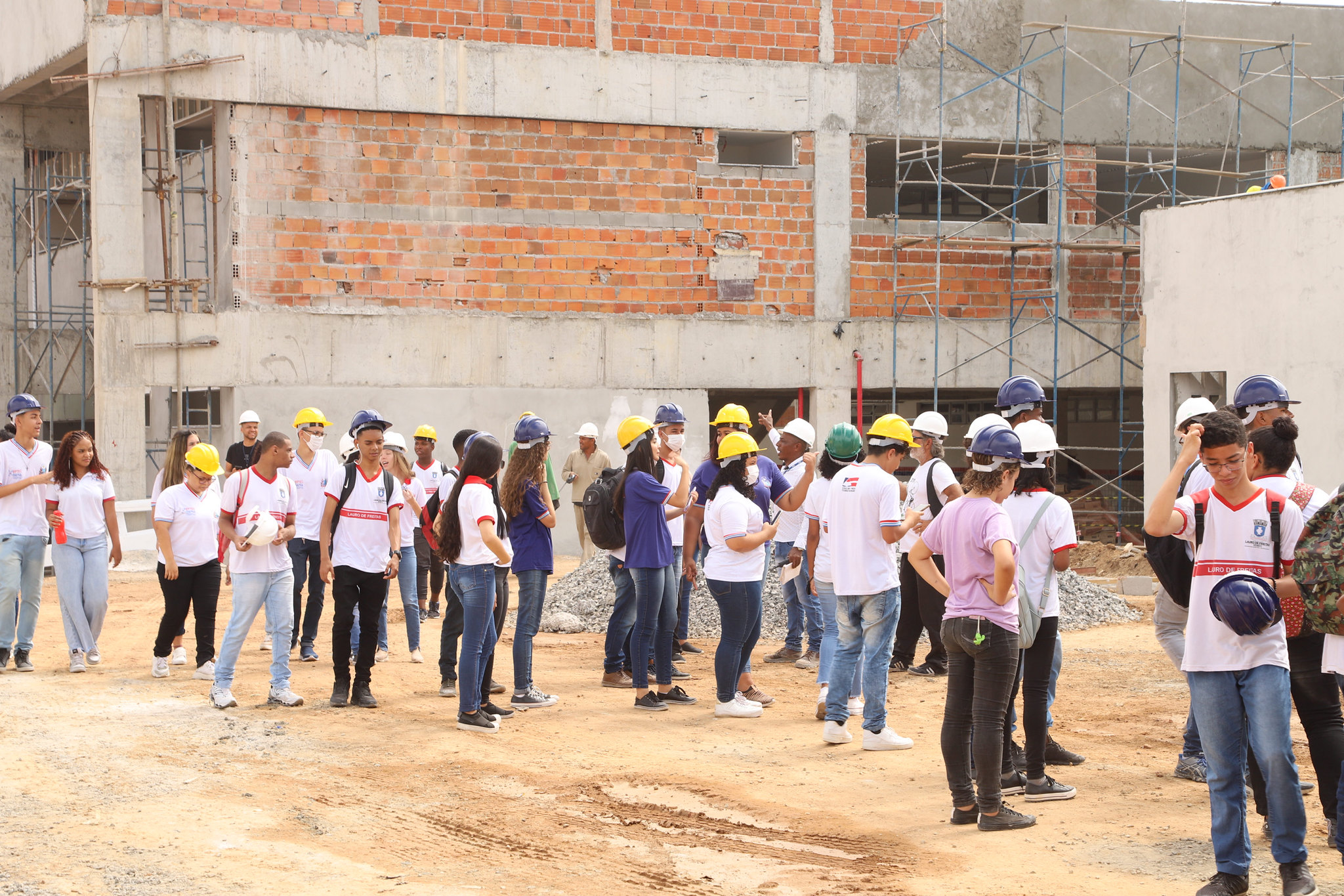 Estudantes da rede estadual e municipal de Lauro de Freitas se empolgam com nova estrutura do CEEPTIC