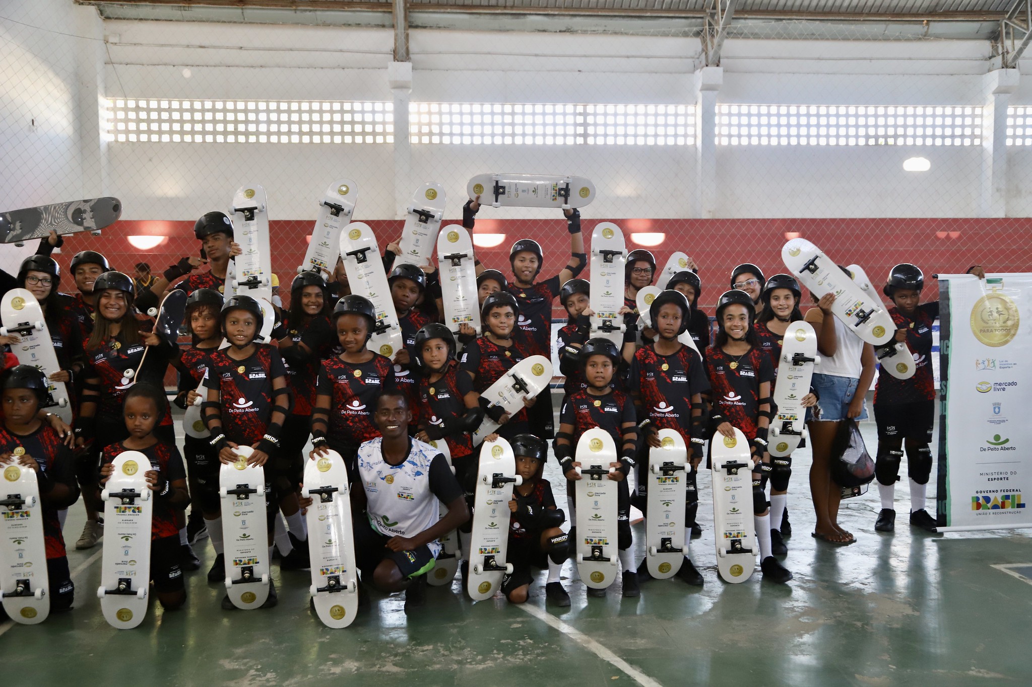Projeto Esportes Ol�mpicos para Todos � lan�ado em Lauro de Freitas; estudantes recebem material para aulas de skate