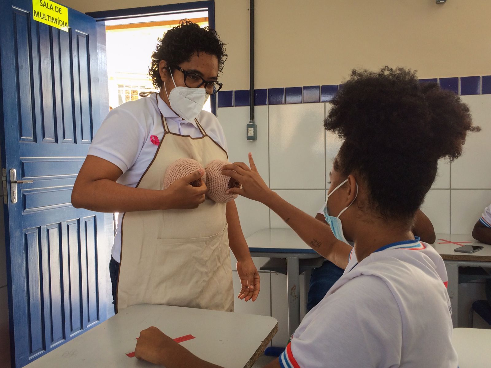 SPM leva conscientiza��o sobre c�ncer de mama para alunos do col�gio Estadual Kleber Pacheco