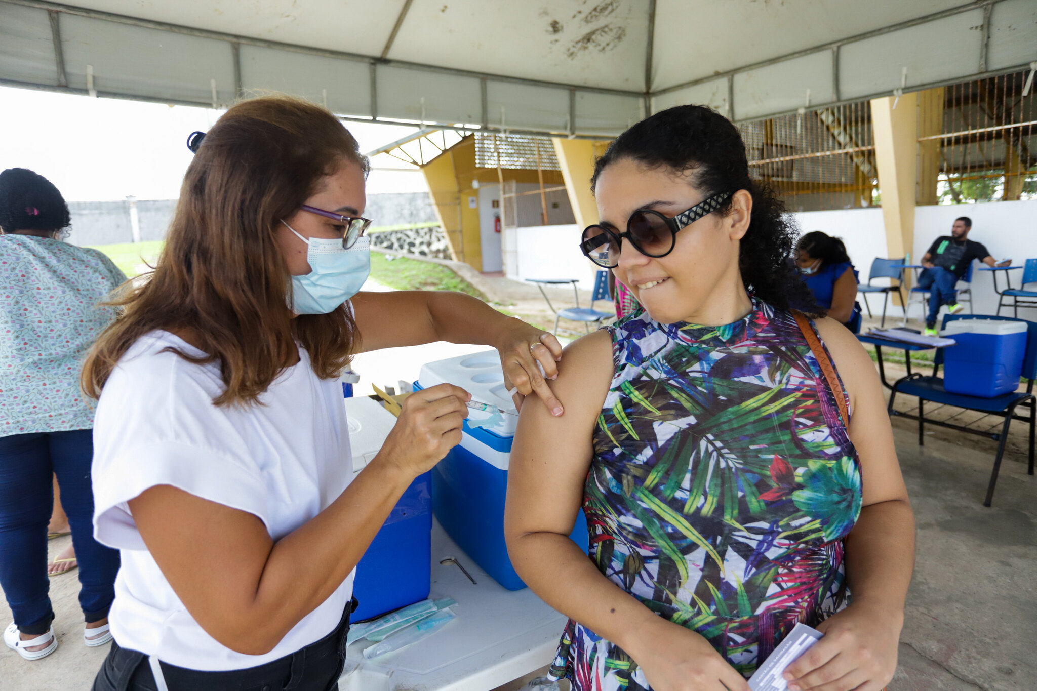 Pessoas de 12 anos ou mais com comorbidades j� podem tomar refor�o da vacina bivalente em Lauro de Freitas