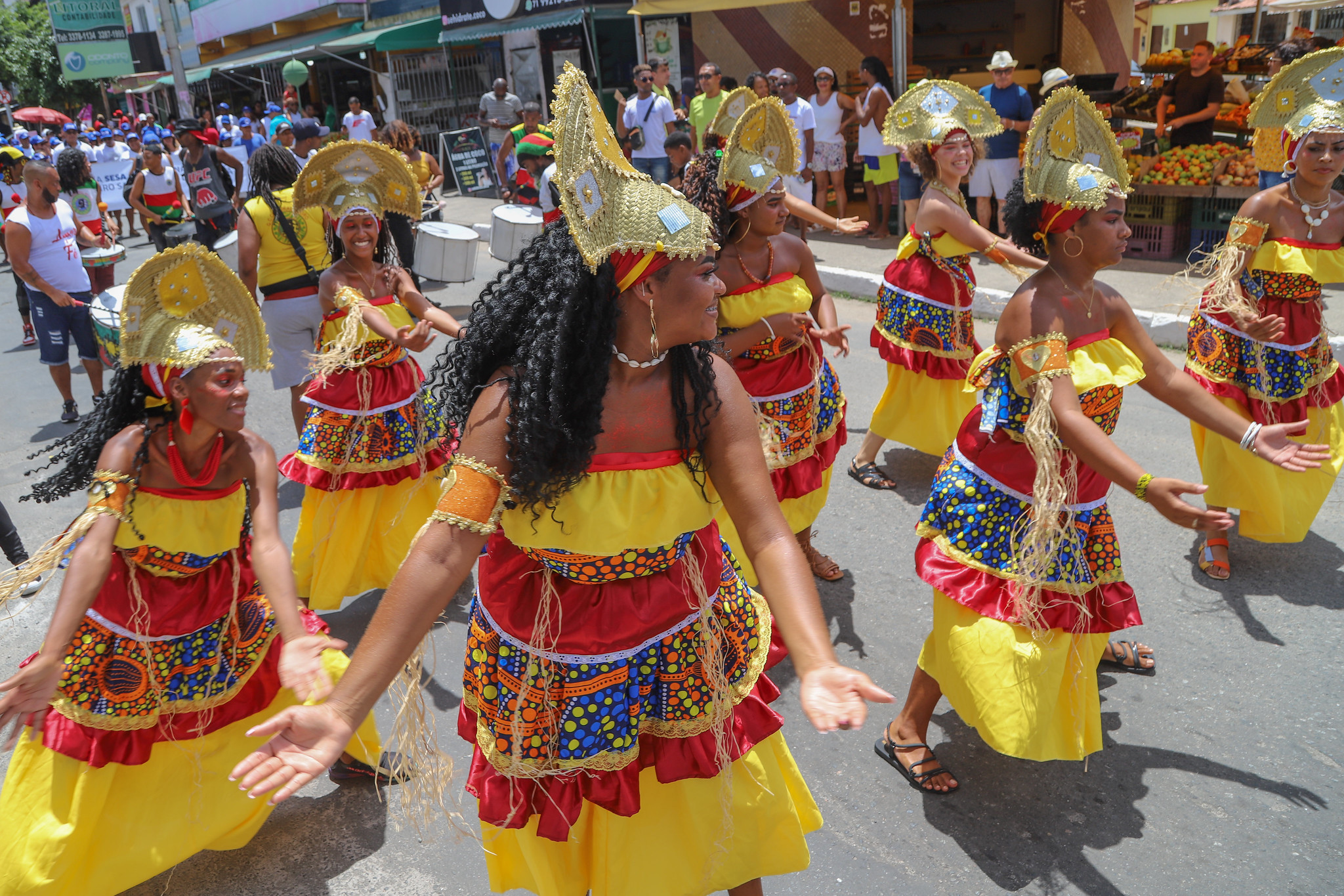 Cortejo cultural rende homenagens ao padroeiro Santo Amaro de Ipitanga em Lauro de Freitas