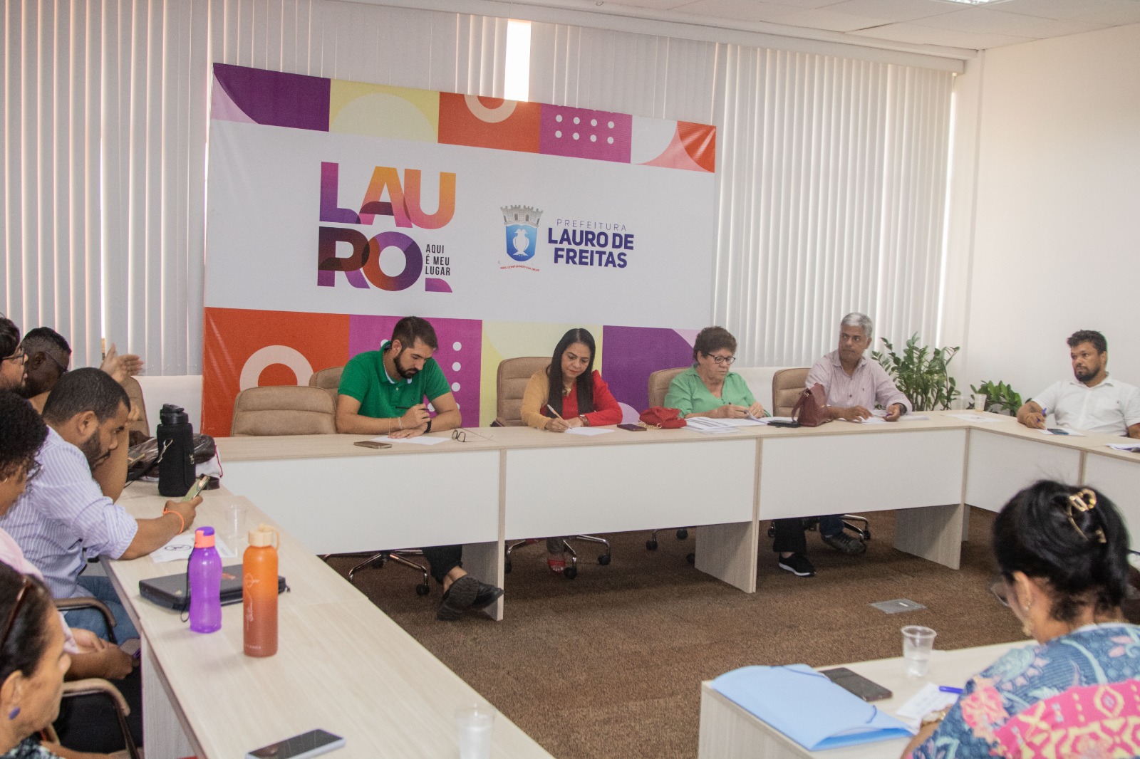 Prefeita Moema Gramacho se rene com profissionais da educao municipal de Lauro de Freitas