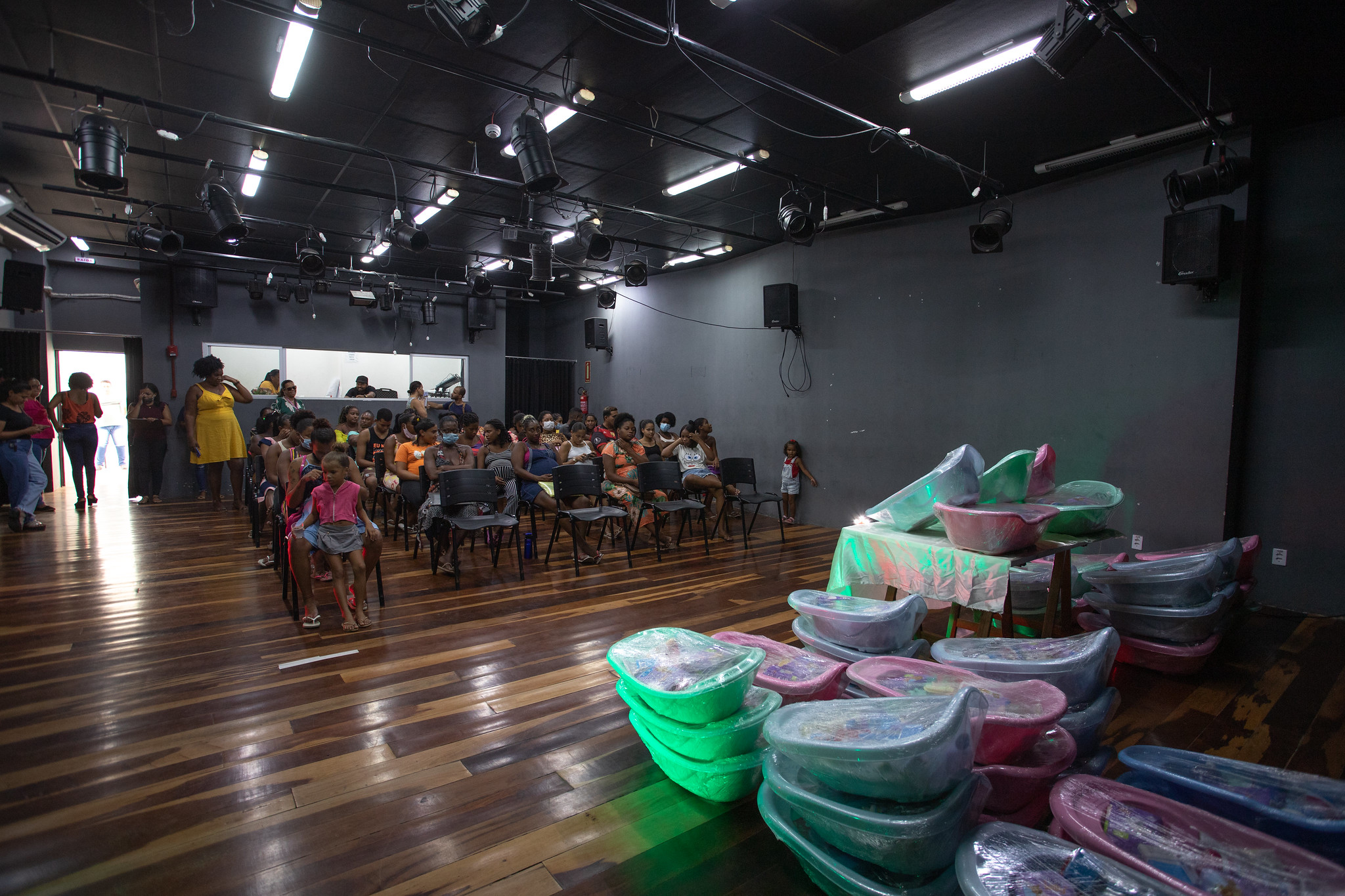 Mais de 40 gestantes, acompanhadas pelos CRAS de Lauro de Freitas, recebem kits natalidade