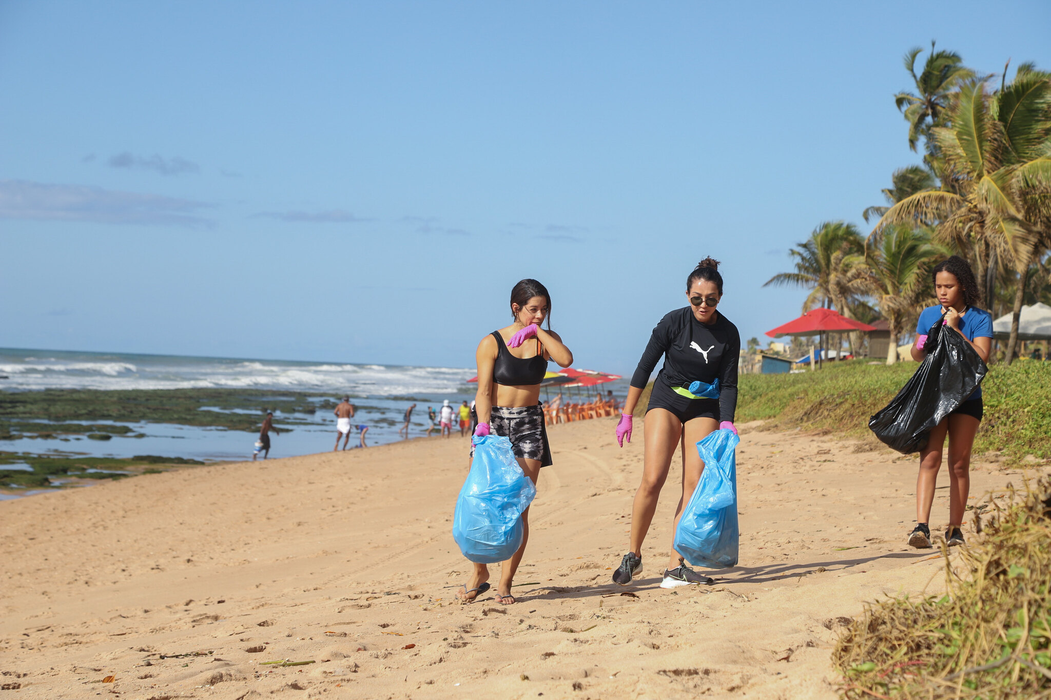 Dia Mundial da Limpeza: volunt�rios se unem para retirar microlixo da Praia de Vilas do Atl�ntico