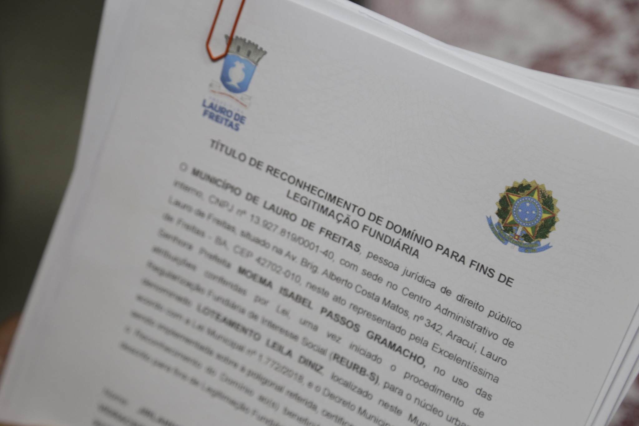 Prefeitura de Lauro de Freitas entrega escrituras a moradores de Terra Prometida, em Vida Nova, nesta sexta-feira (12)