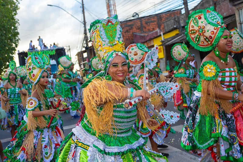 Bankoma encerra Lauro Folia 2024 com desfile emblem�tico e tradi��es afro-brasileiras