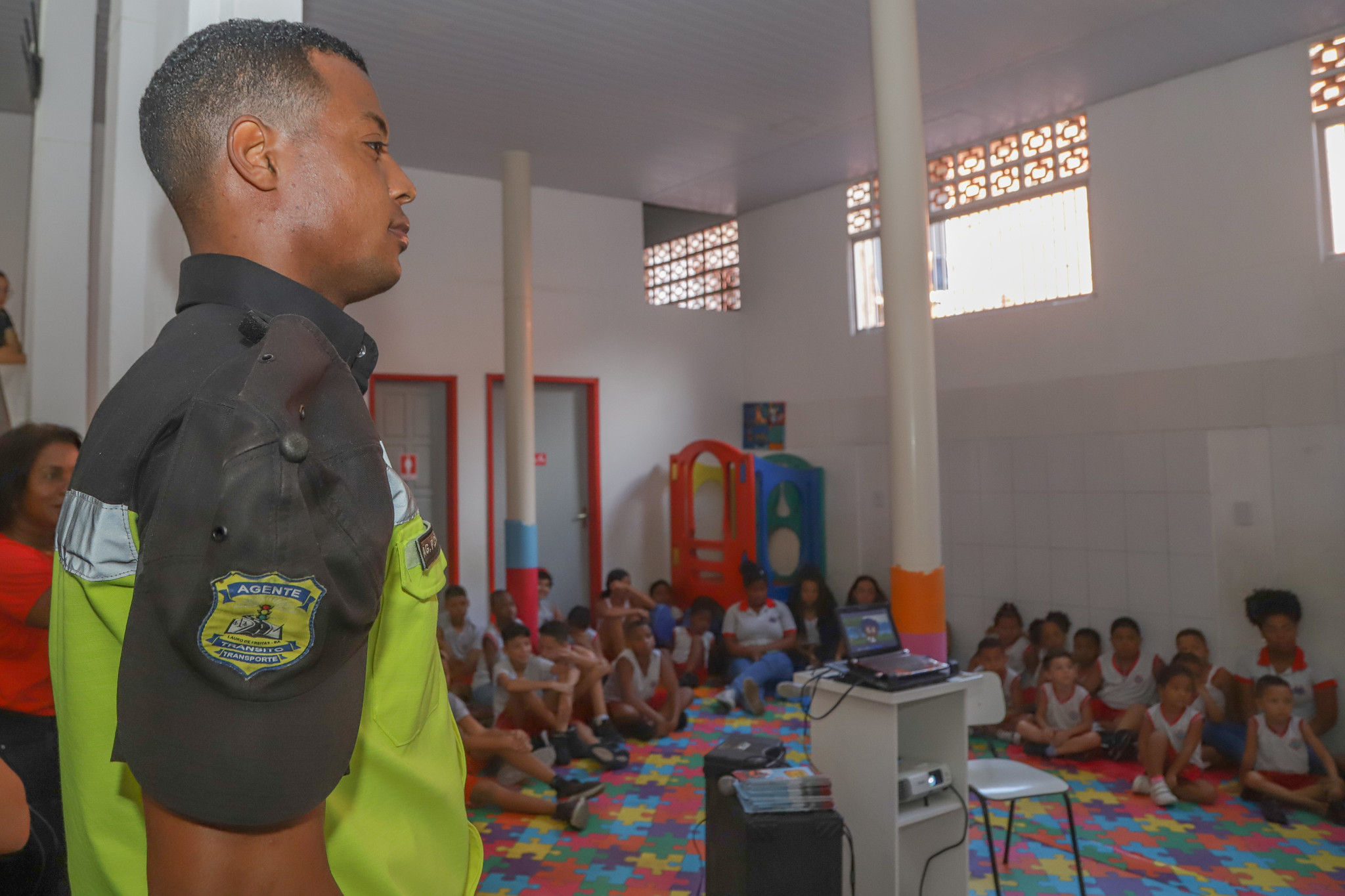 Prefeitura leva palestra sobre educa��o no tr�nsito para alunos de Lauro de Freitas