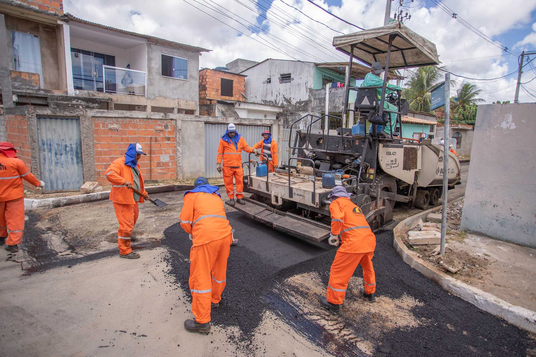 Moradores da Itinga comemoram obras de pavimenta��o em mais duas ruas