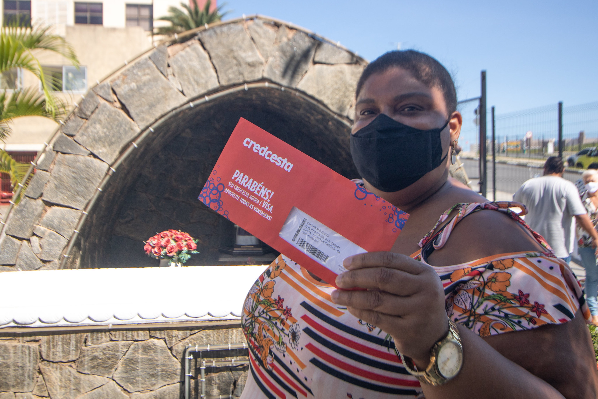 Servidores da Prefeitura come�am a receber o cart�o Credcesta para compras em Lauro de Freitas