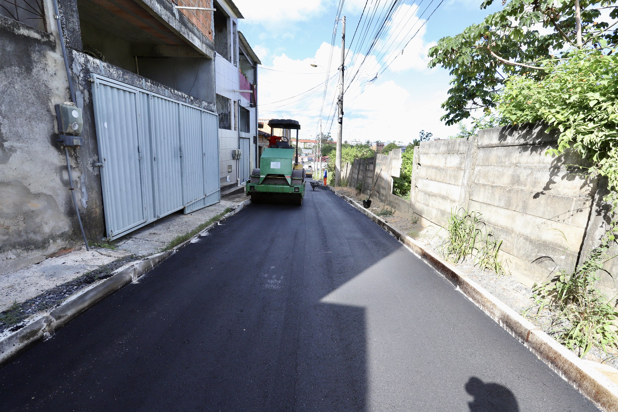 Prefeitura avan�a na pavimenta��o asf�ltica em ruas do Caji e Itinga   
