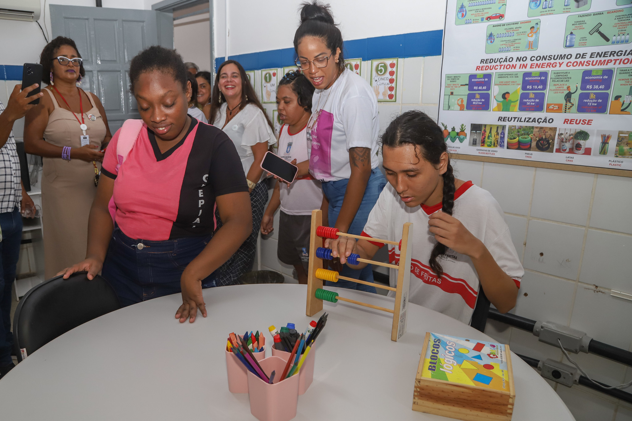 Prefeitura entrega salas multifuncionais para PcDs em quatro escolas da rede municipal de Lauro de Freitas