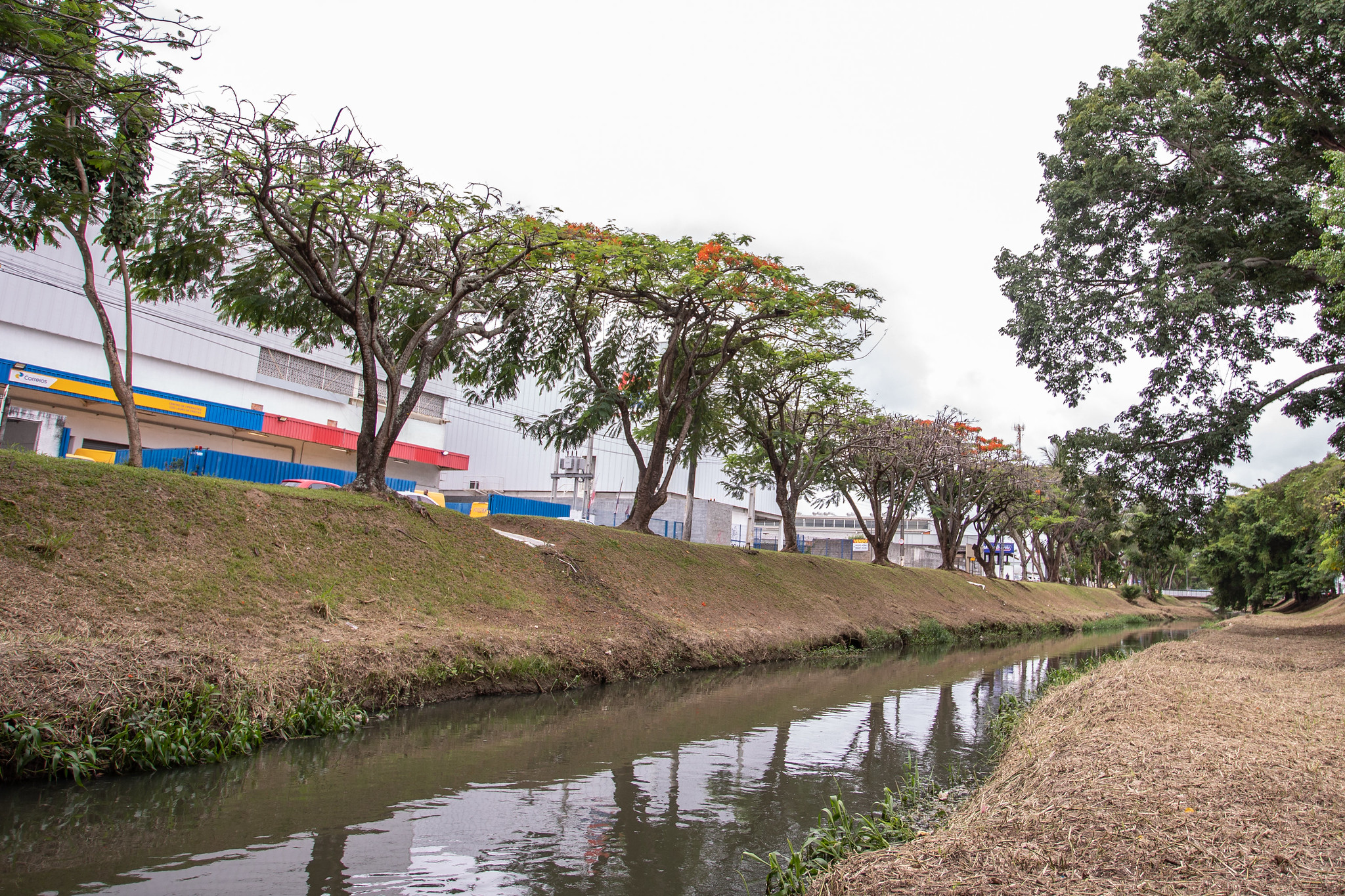 SESP realiza a limpeza do Rio Ipitanga e intensifica a��es preventivas em toda a cidade para evitar alagamentos