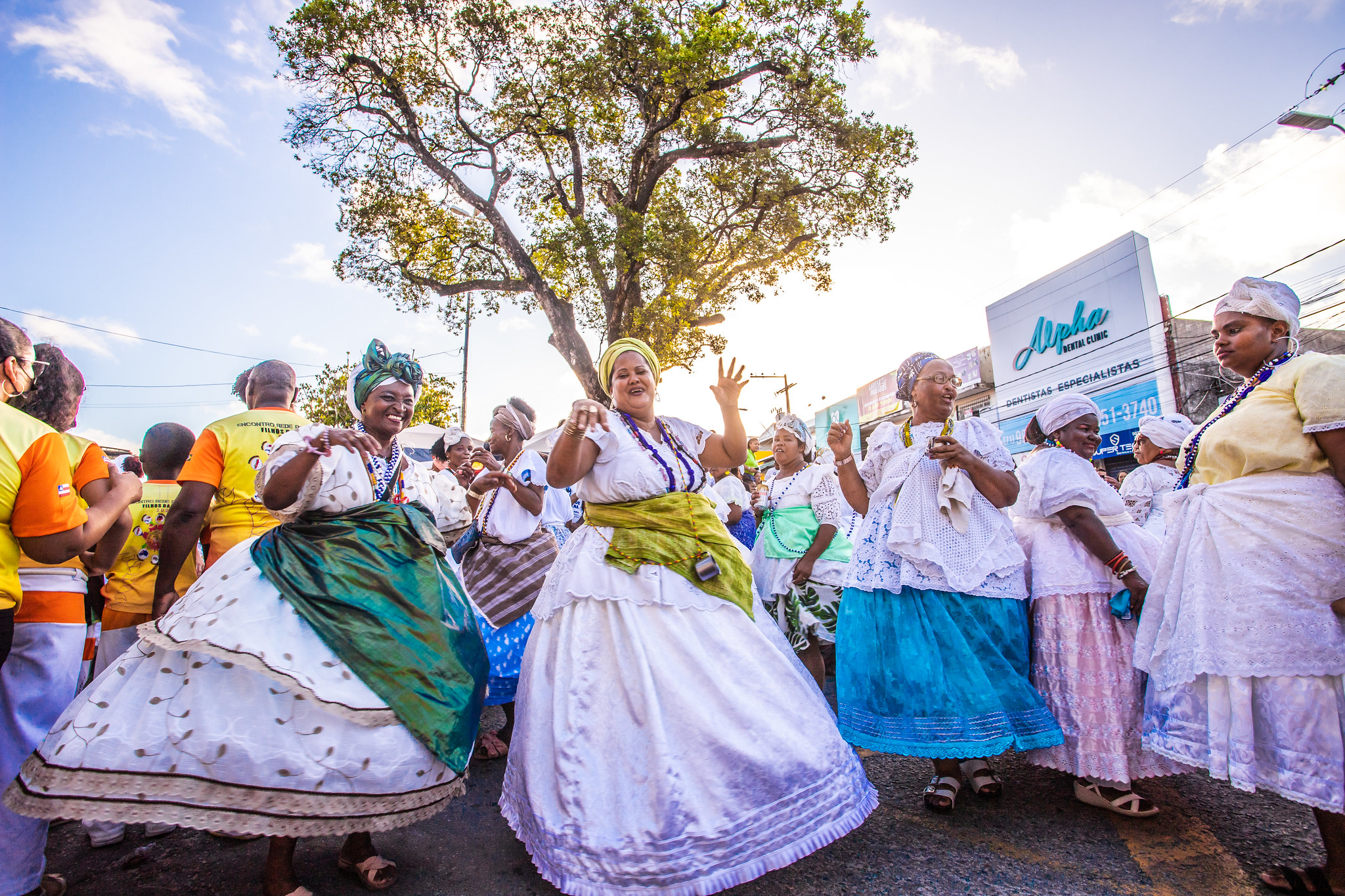 Escolas e grupos culturais retomam tradi��o de cortejo c�vico na festa de 60 anos de Lauro de Freitas