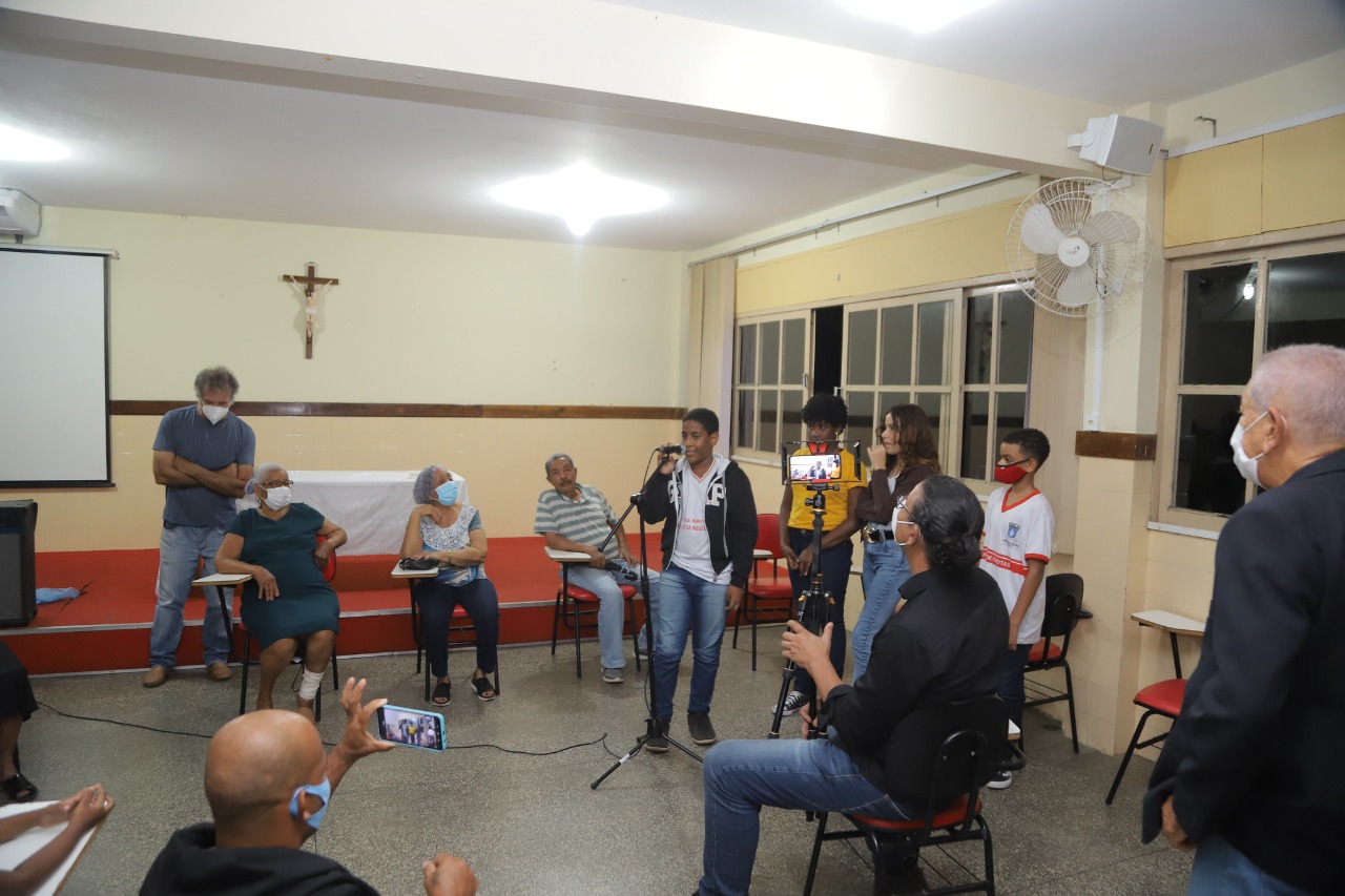 Estudantes e antigos moradores relembram hist�rias do P� do Oiti em roda de conversa sobre a �rvore s�mbolo de Lauro de Freitas  