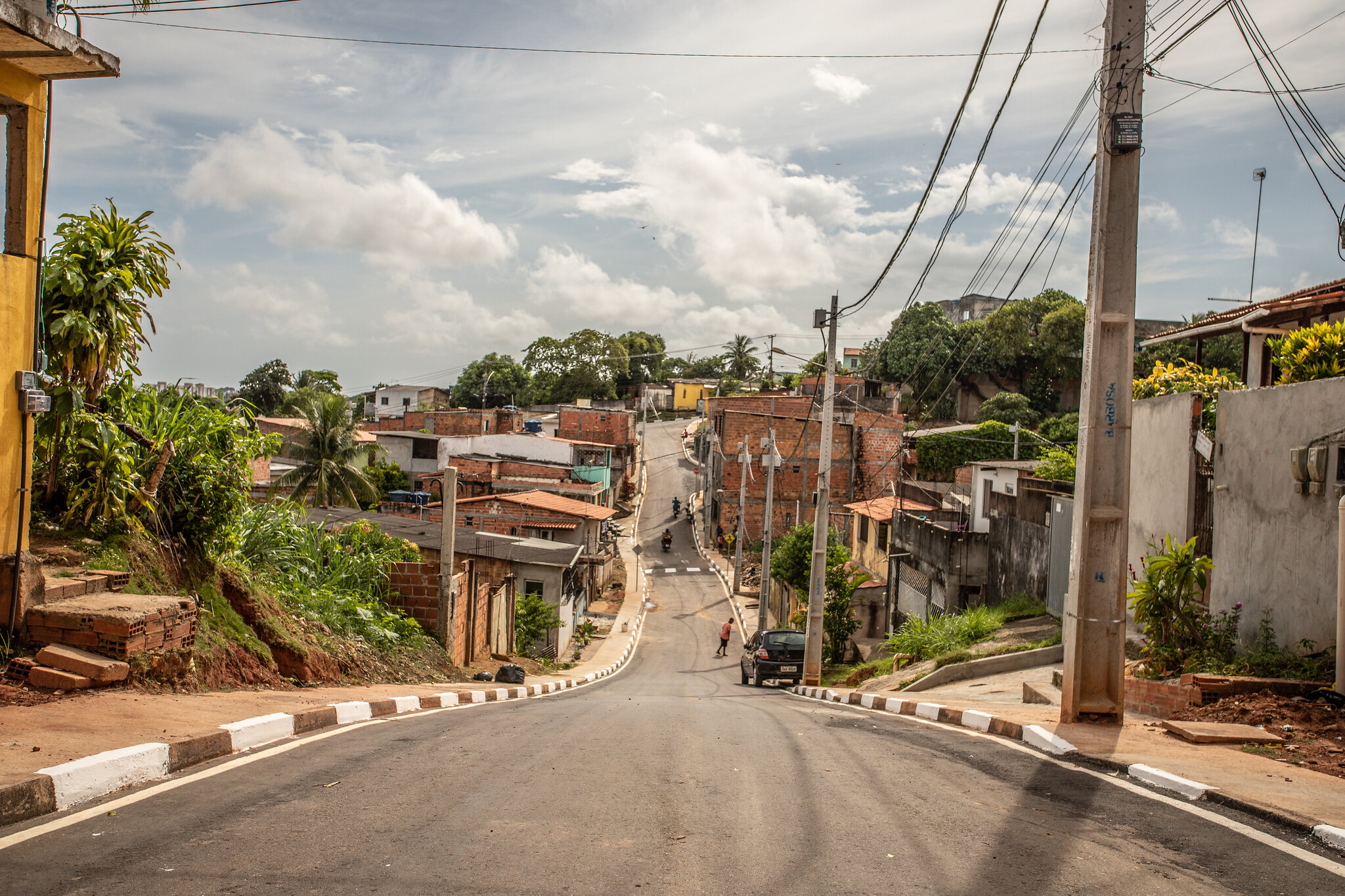 Lauro de Freitas entrega pavimenta��o asf�ltica de mais quatro ruas no bairro de Itinga, neste s�bado (7)