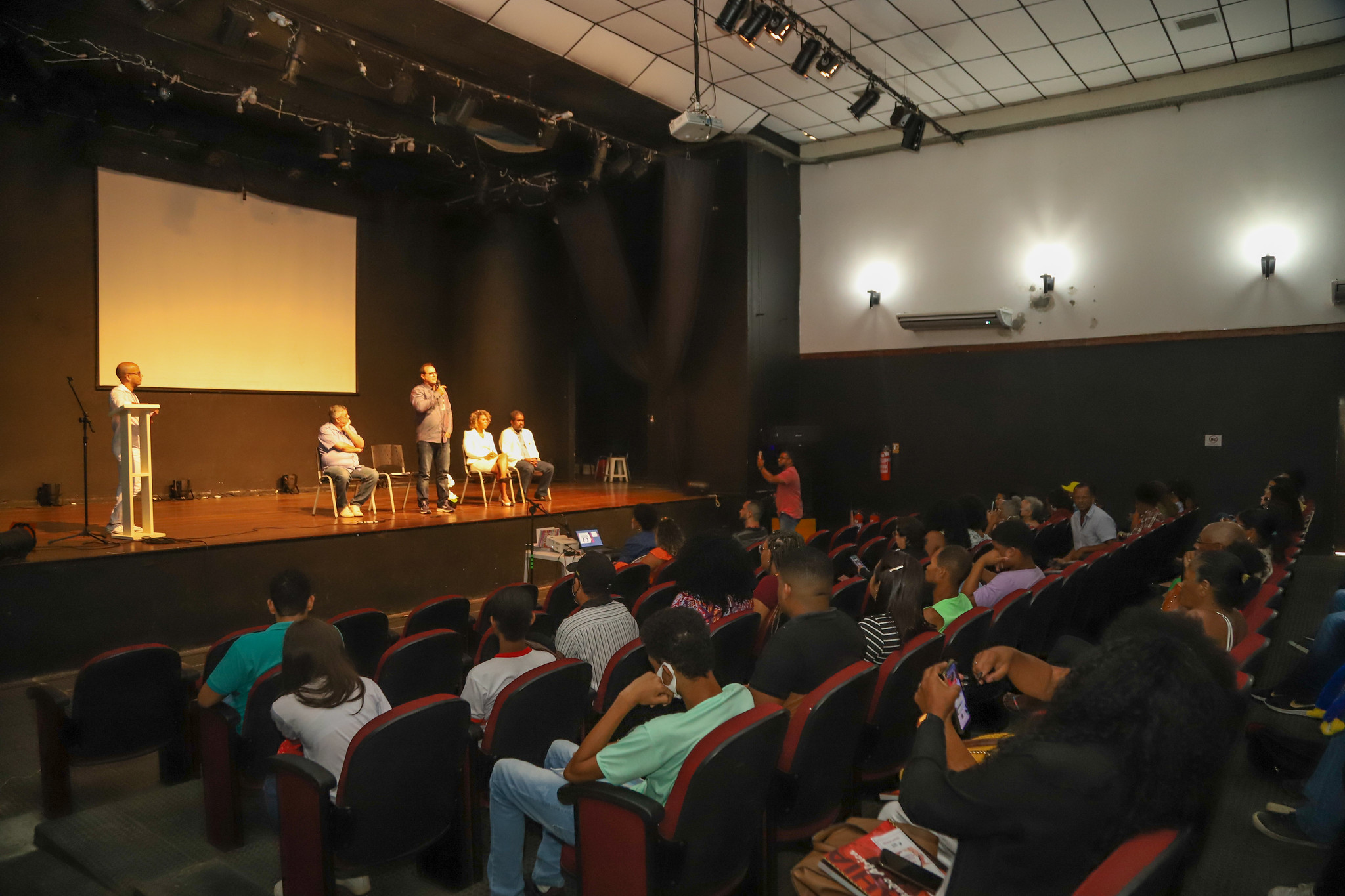 Agosto da Igualdade em Lauro de Freitas: cine debate reflete o enfrentamento � viol�ncia contra a popula��o negra