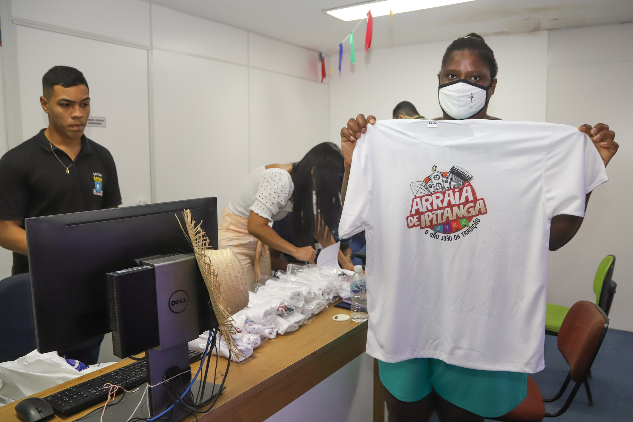 S�o Jo�o: Prefeitura entrega camisas e autoriza��es para ambulantes credenciados