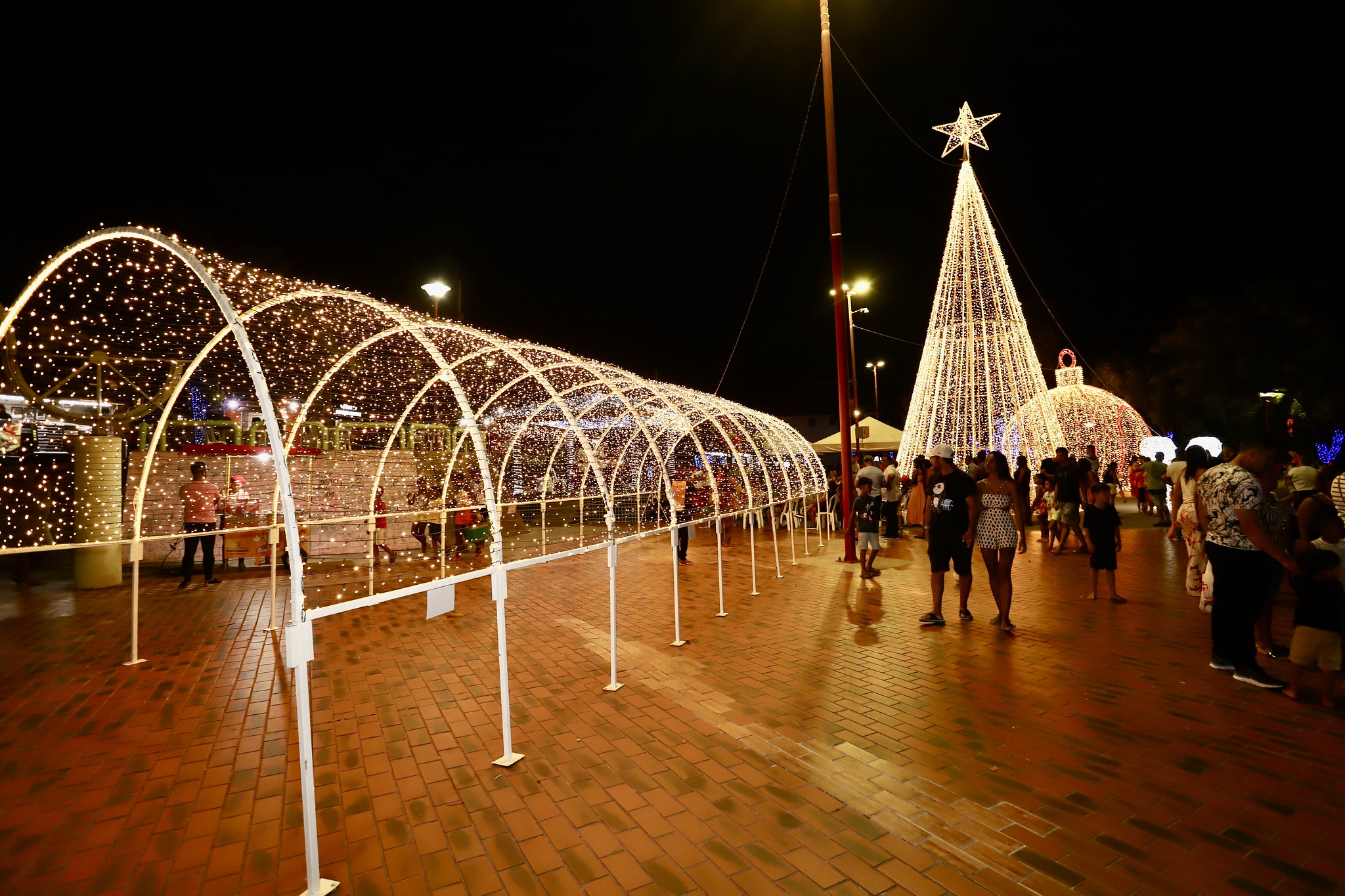 Inaugurao das 'Luzes de Natal' encanta e emociona o pblico do Centro de Lauro de Freitas