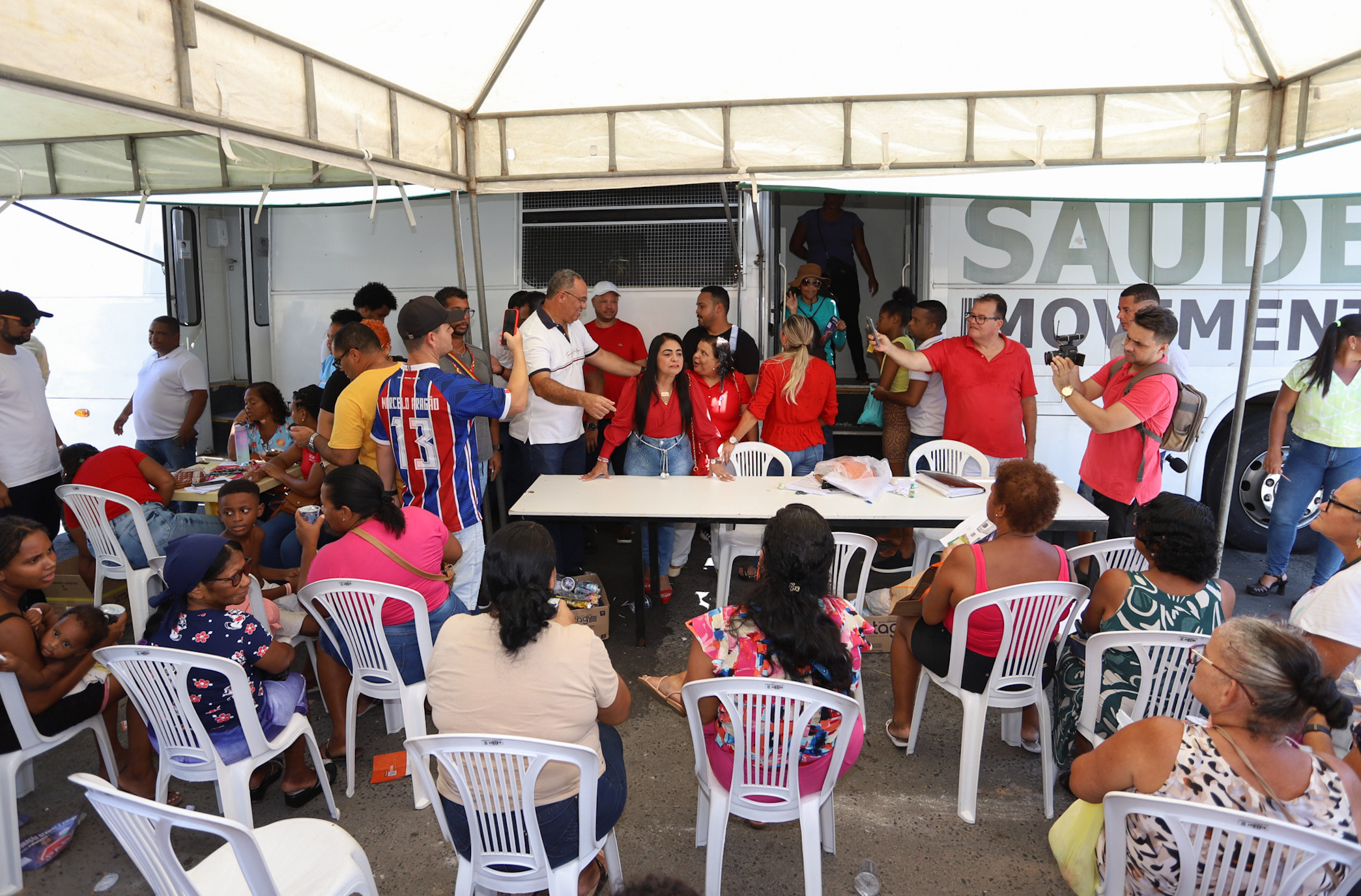 Prefeitura em A��o leva atendimento de diversas secretarias e atrai moradores para o Centro de Lauro de Freitas