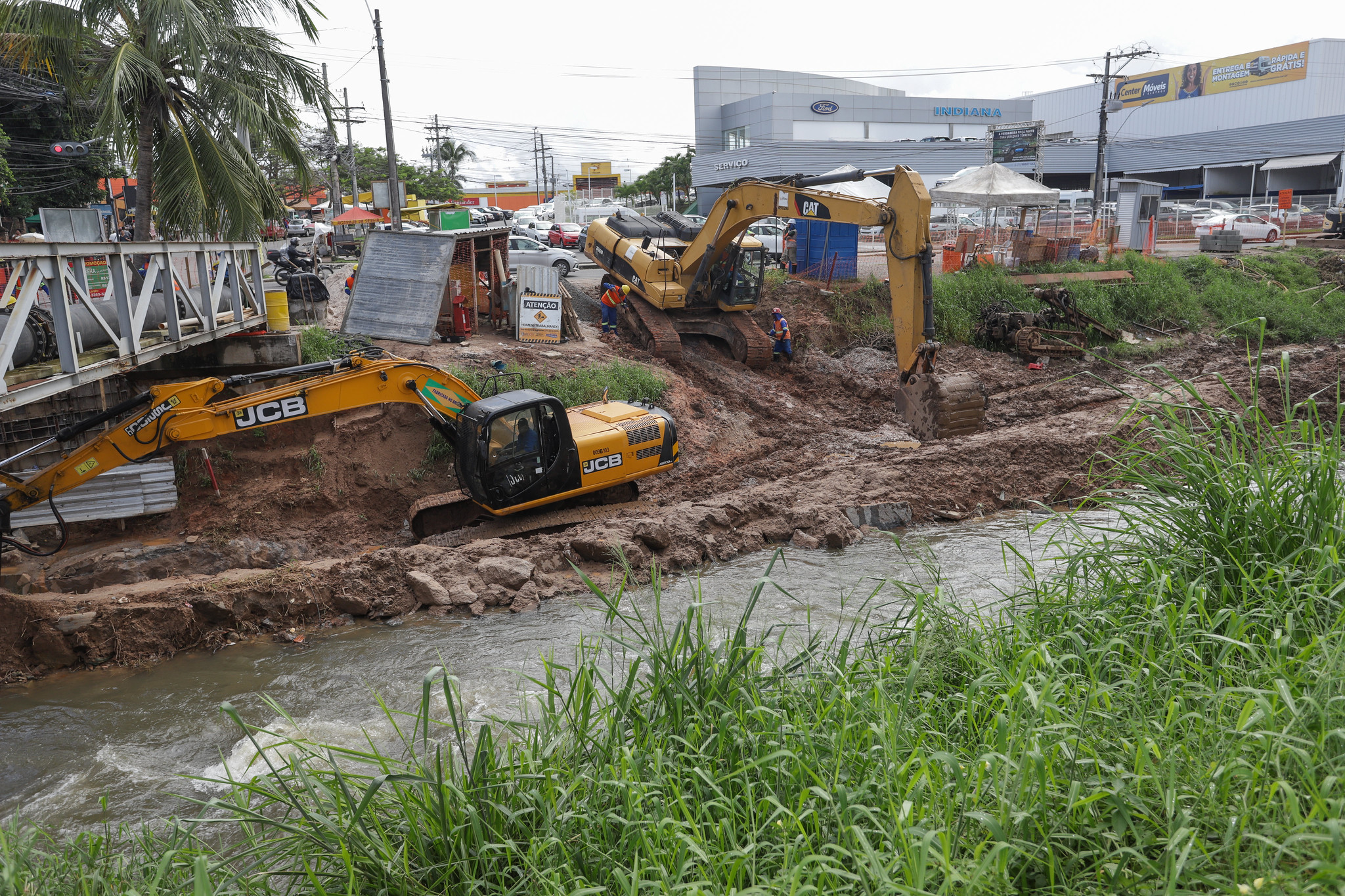Obras de requalifica��o urbana avan�am pela Avenida Beira Rio em Lauro de Freitas 