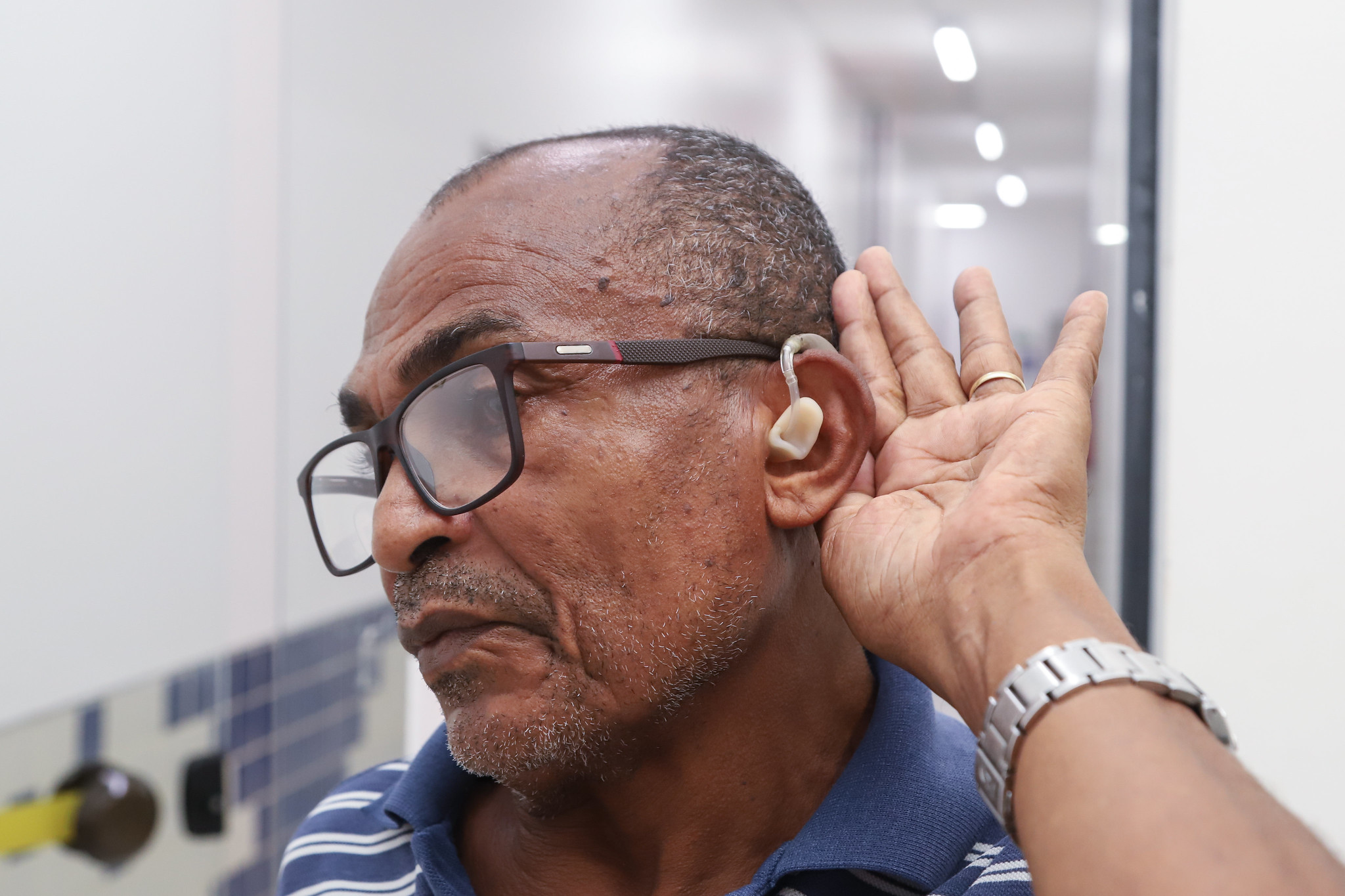 Prefeitura entrega 120 aparelhos auditivos para a popula��o de Lauro de Freitas nesta sexta-feira (23)